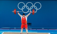 开云体育app-举重比赛选手力夺金牌，赛场震撼