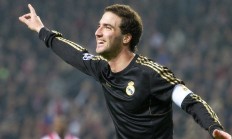 开云体育APP下载-冰与火的较量，灰熊力克热火，伦纳德化身关键先生定乾坤