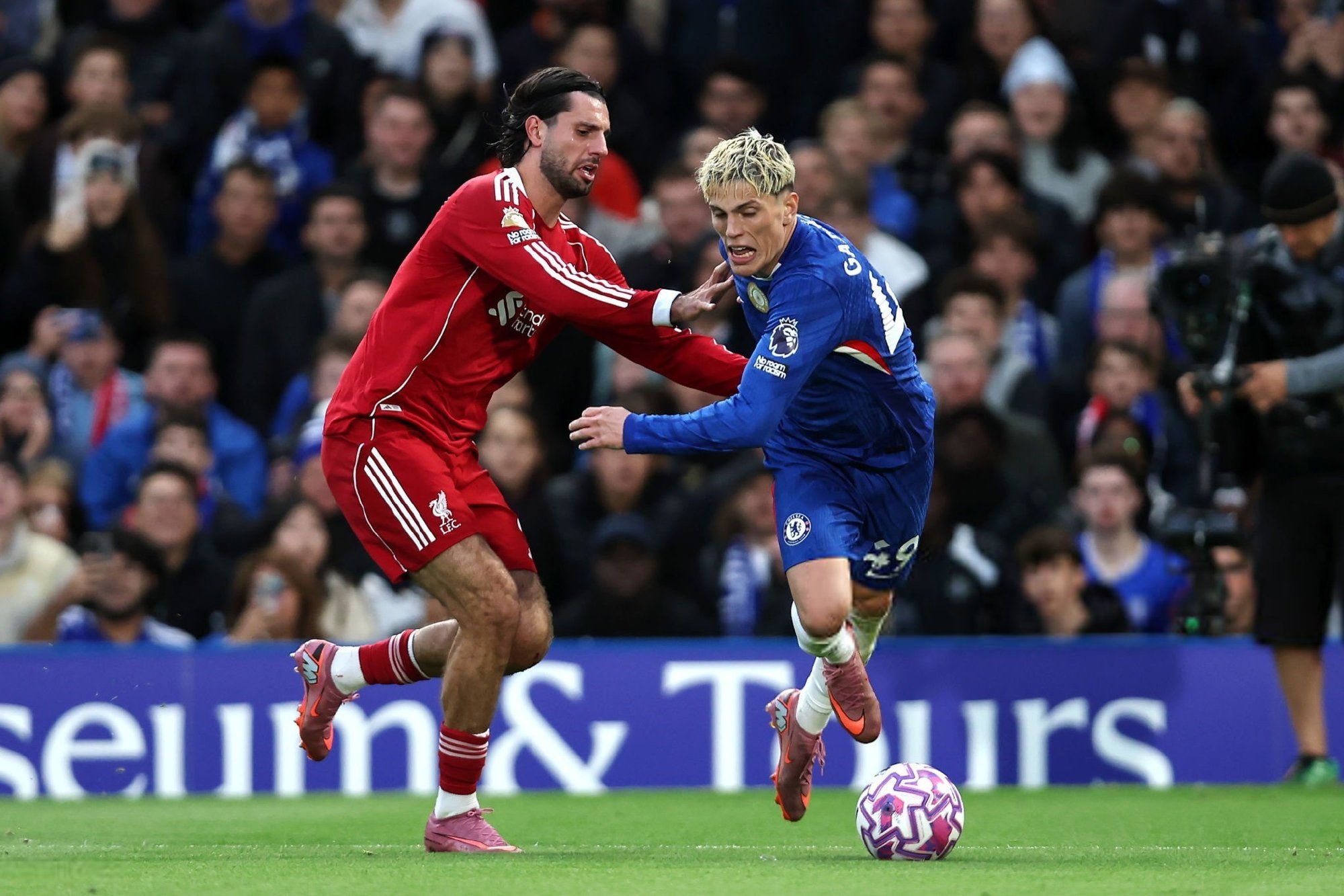 切尔西主场一锤定音，轻取对手稳占上风的简单介绍