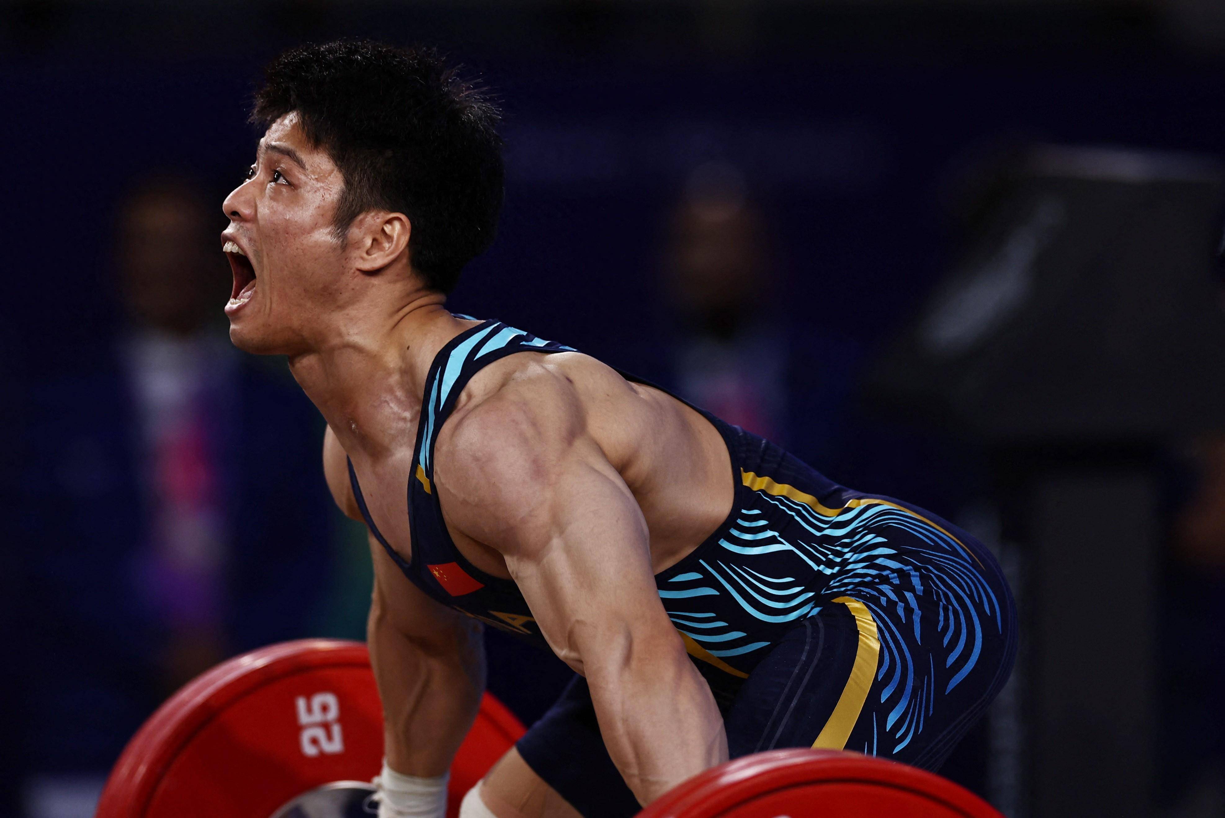 举重比赛选手力夺金牌，赛场震撼