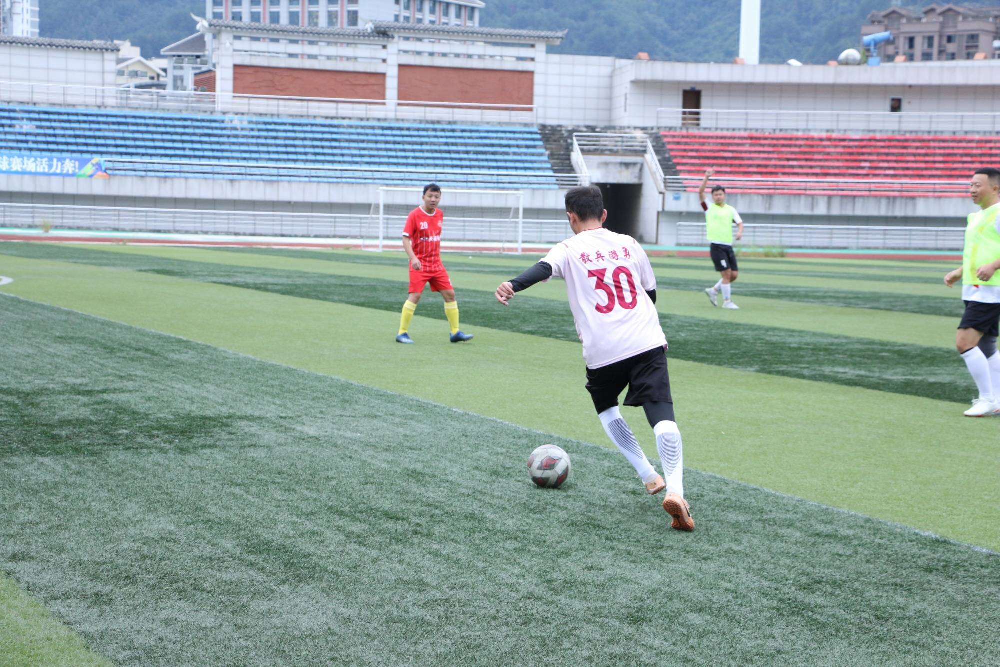 足球比赛将掀起轰动,球员们斗志昂扬! 足球比赛将掀起轰动,球员们斗志昂扬!