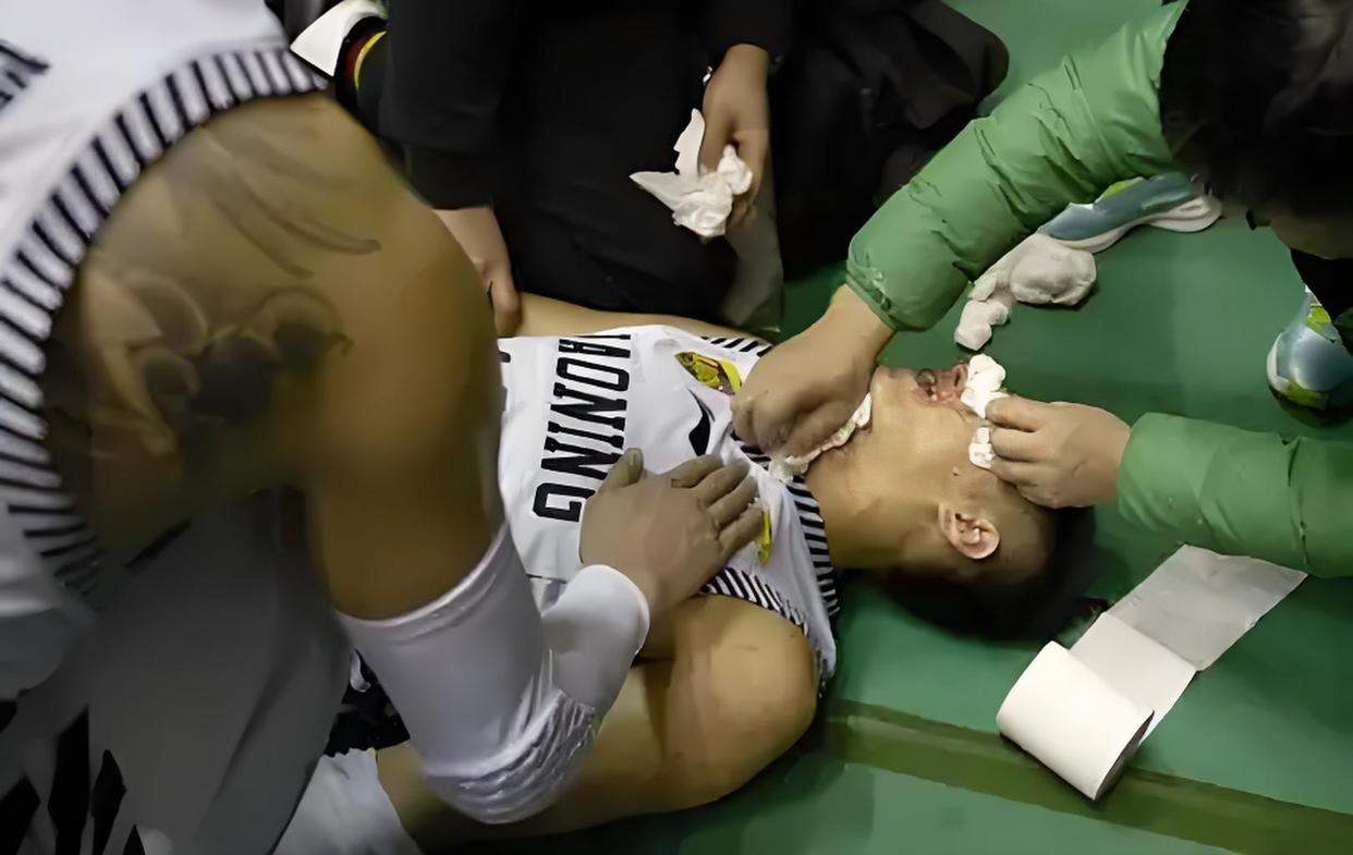 球员受伤紧急送医，球场气氛凝重