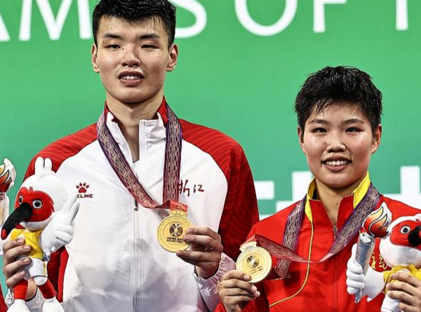 羽毛球决赛紧张激烈，悬念重重