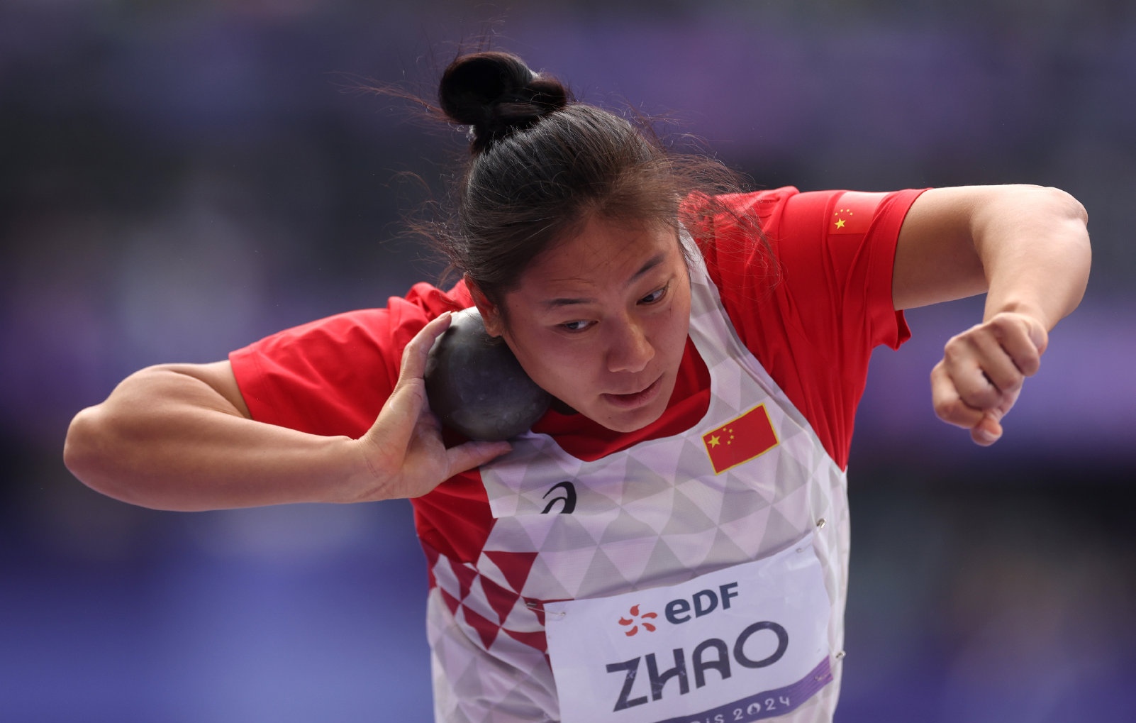 女子田径选手实现逆转，夺得银牌