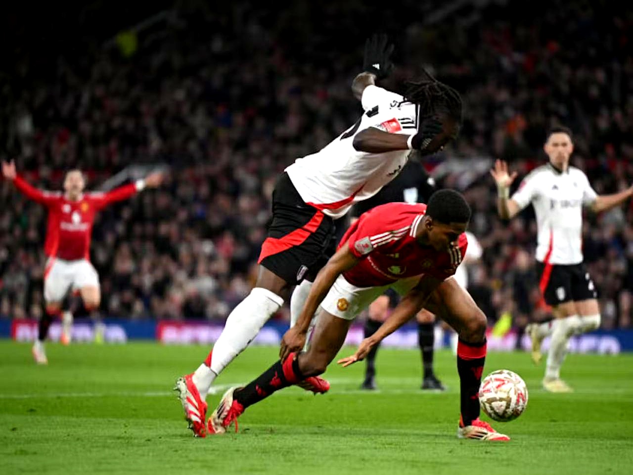 曼联惨遭淘汰，巴黎晋级四强