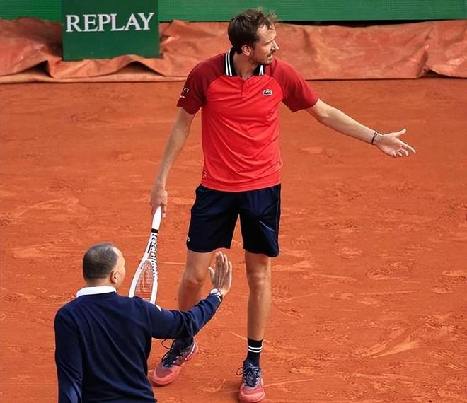 日本网球队险胜西班牙网球队，梅德韦杰夫绝境逆转的简单介绍