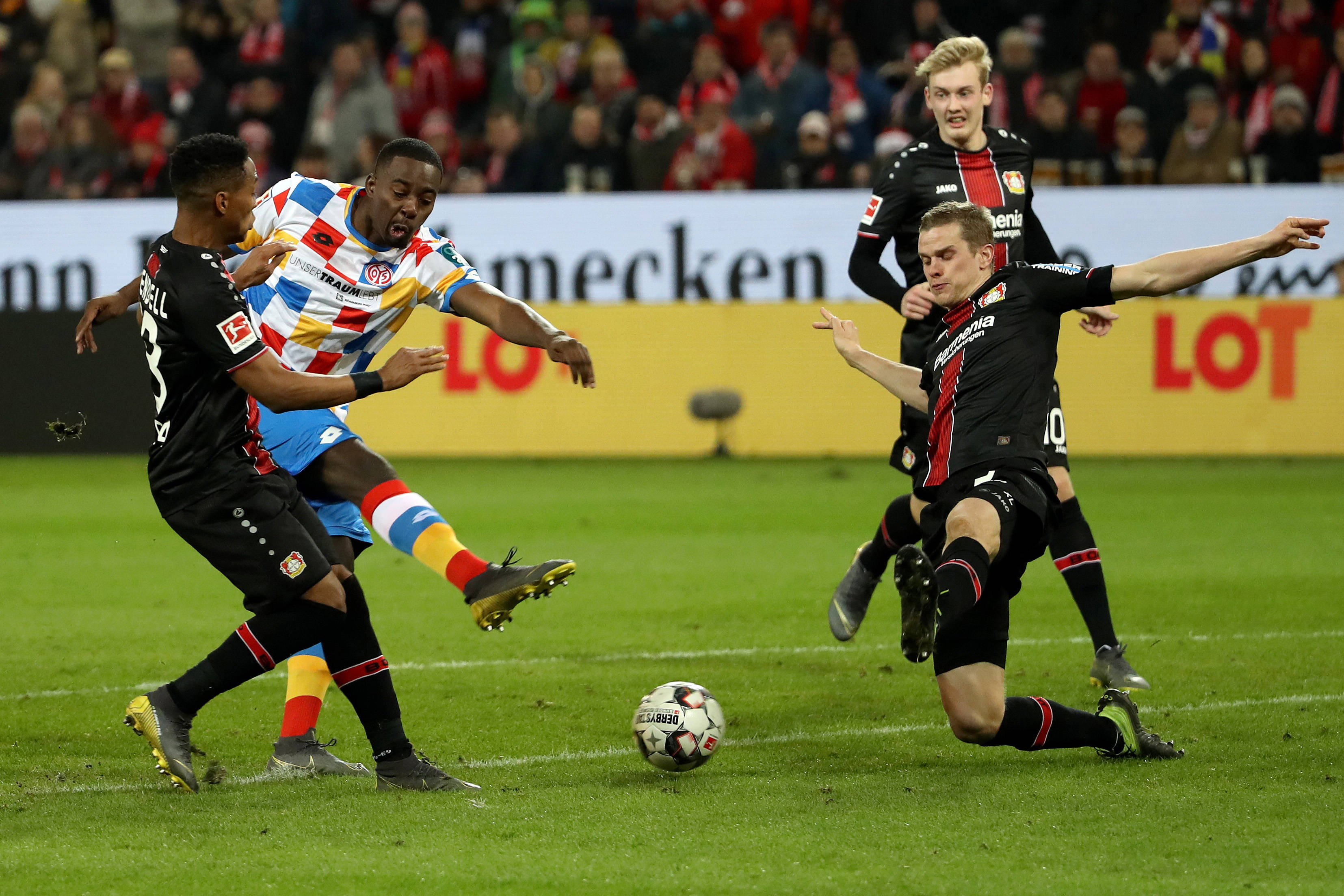 英格兰完胜勒沃库森,孔德点燃赛场的简单介绍 英格兰完胜勒沃库森,孔德点燃赛场的简单介绍